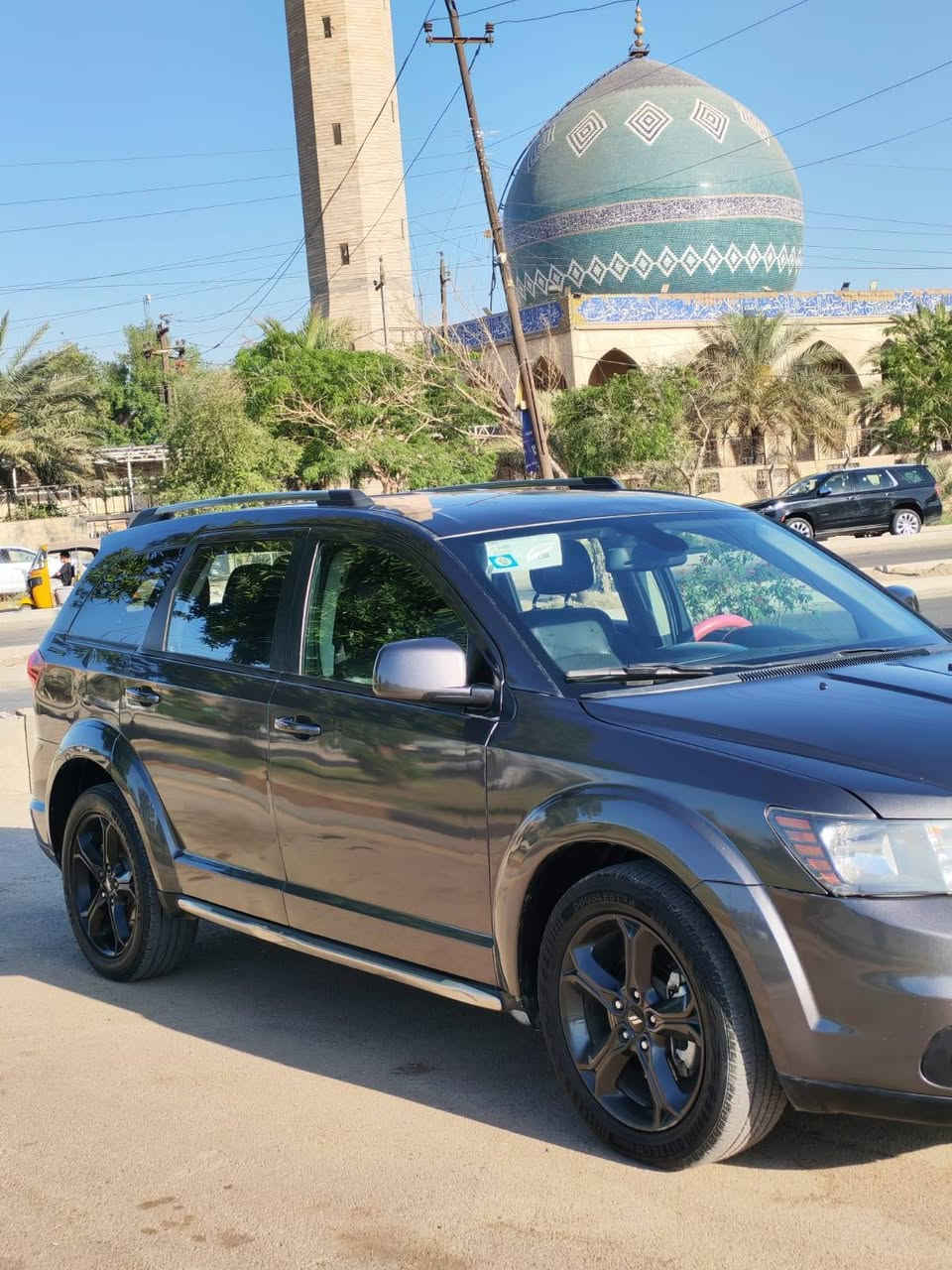 السلام عليكم
دوج جورني اعلى فئة (كروز رود)
موديل 2019 (صبغ حزام) حادثها چاملغ صفحة السايق
 محرك (6 سلندر)
ماشيه (88 الف)
مواصفات:
تبريد ثلاث قطع 
كشنات جلد 
بصمه 
تشغيل عن بعد
7 راكب 
شاشة كبيرة 
السعر:(138)ورقه
العنوان: بغداد/البياع
رقم:***********
     ***********
