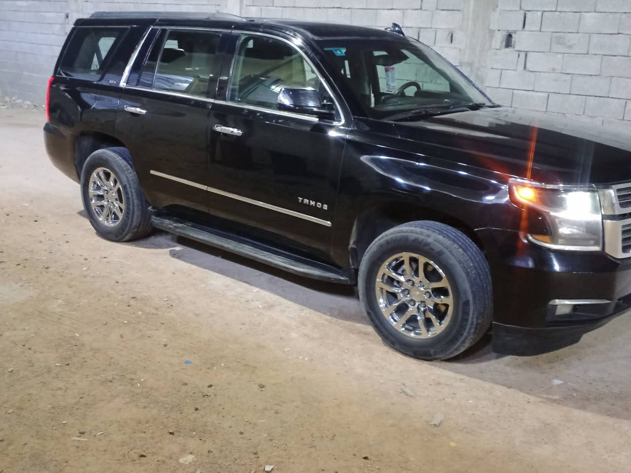 سلام عليكم تاهو للبيع موديل 18 بعد معروفه مواصفاتها مايحتاج اكول وارد امريكي حادثه شخوط بل باب السايق والباب الخلفي فنينهن مصبوغات والباقي كله كفاله حداديه جديده مكينه مامفتوحه كير كله وكاله مال بيت ماشايفه الخط ماشيه 127 رقمها بغداد راعيها موجود السعر اتصل ***********
