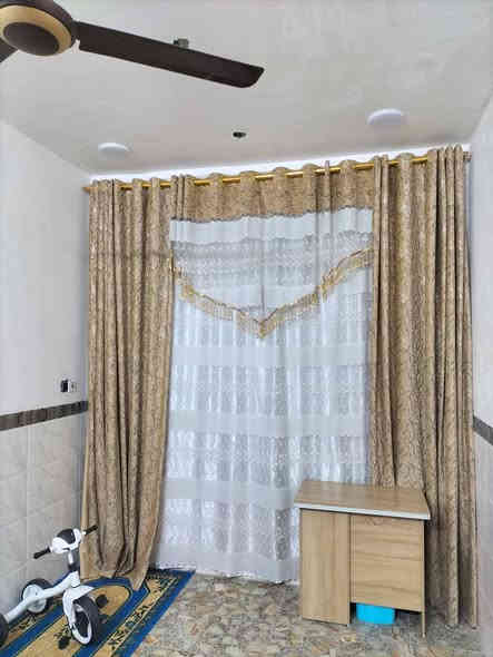 دار للبيع 105 متر 5×21 قاطين القاط الاول كامل تمامآ القاط الثاني ناقصه كاشي وبياض فقط بناء حديث درجه اولئ علئ الشارع عرض الشارع 20 متر كهرباء ما مجاري نقص تبليط فقط هاي الشهرين يتبلط تأسيس كهرباء البيت بوري ليس سيمنس /بغداد الرئاسة شارع 20 نهايت شارع ام البنين طابو زراعي مشمول بلتطوين ومرقم من قبل امانت بغداد /استفسار ***********
