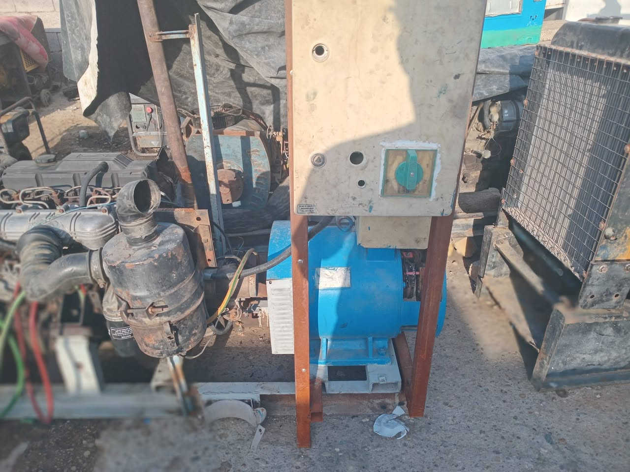 مولد كيا للبيع السعر 13 ورقه مكينه جديده توليد 30 kv حجم المكينه 2701 عنوان المعامل الحسينيه ***********
