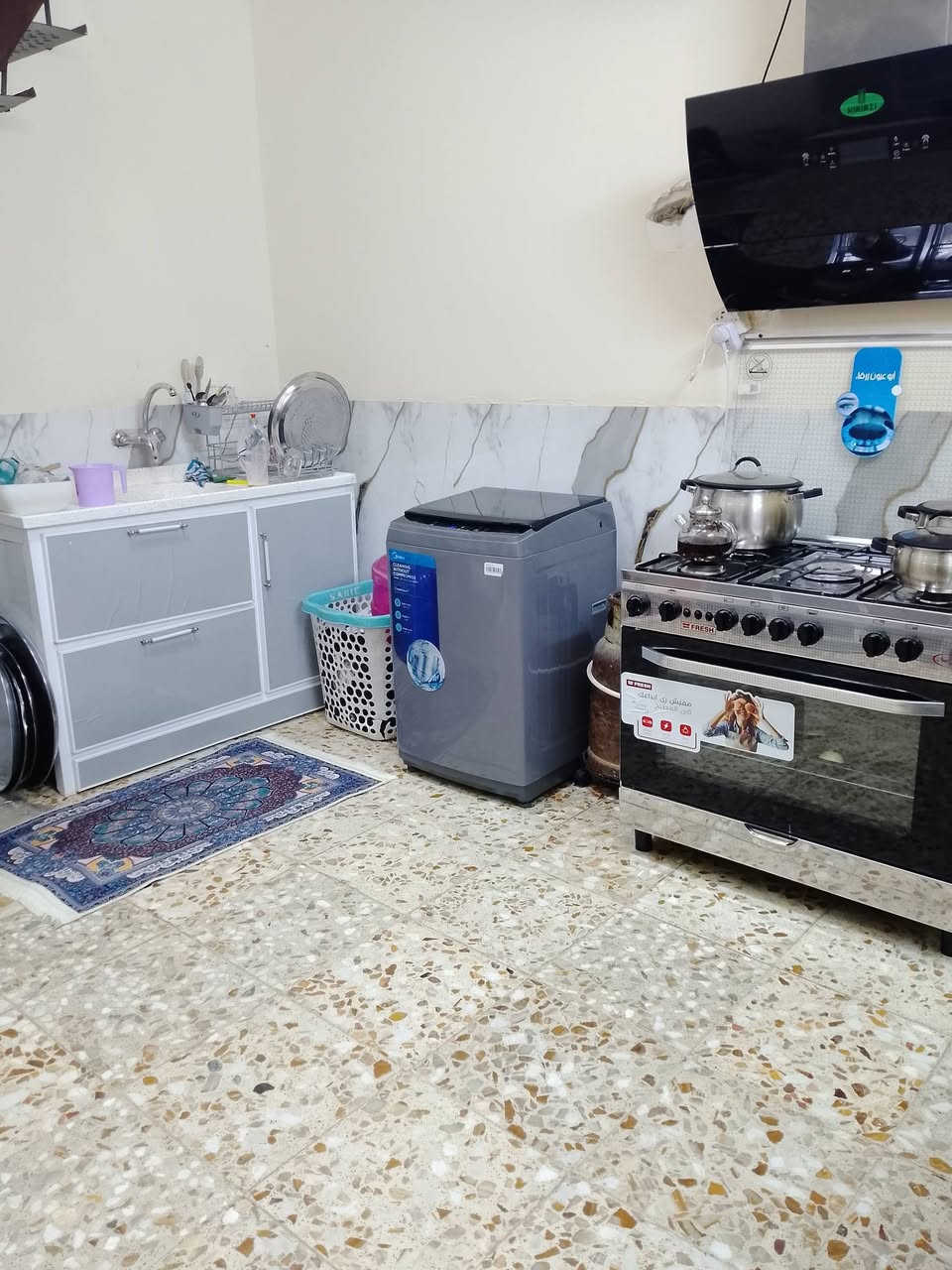 السلام عليكم بيت للبيع الشعب حي البساتين على الشارع العام على التبليط البيت نضيف طابق ونص للاستفسار ***********
