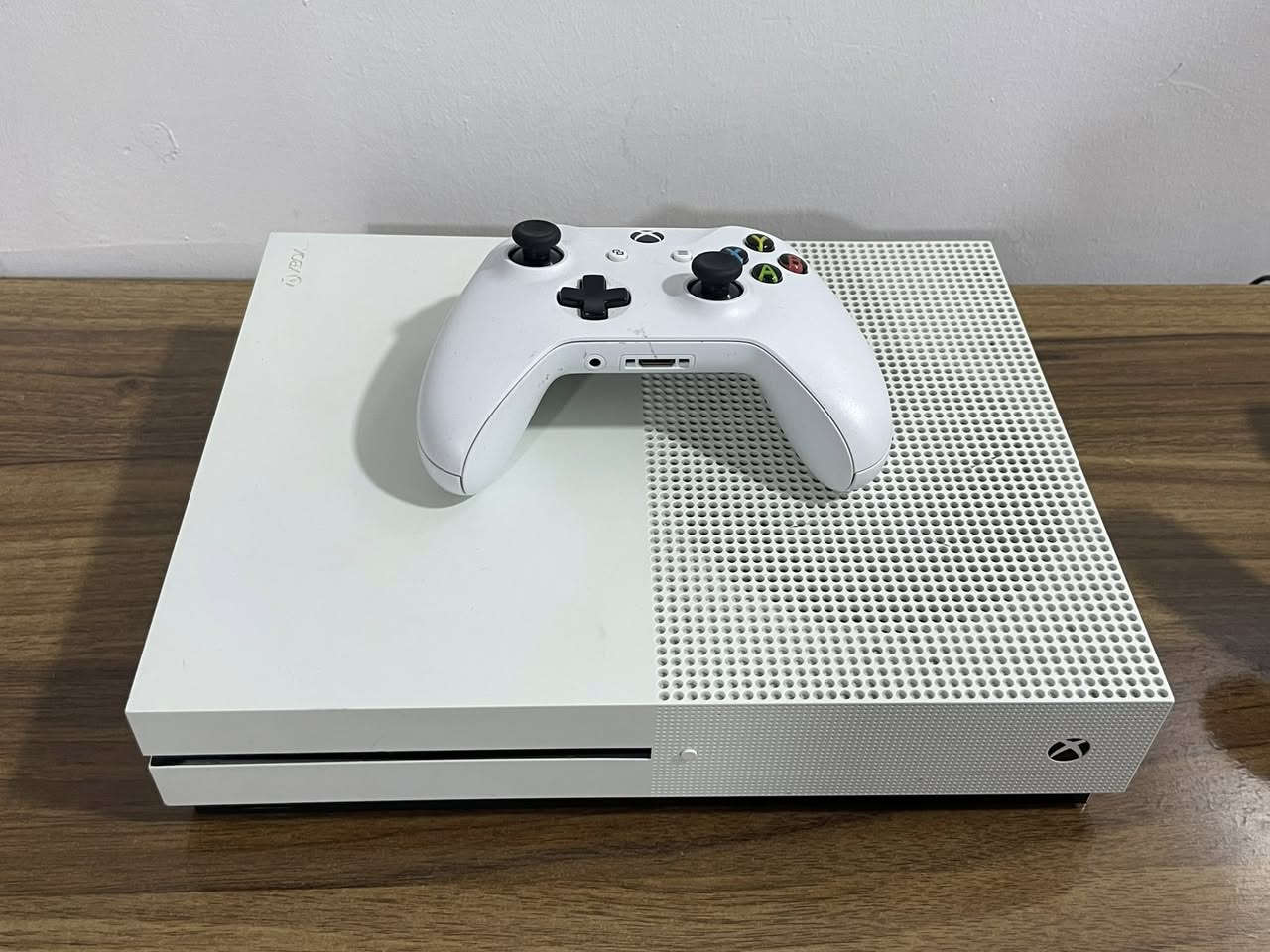 اكس بوكس ون اس ذاكره واحد تيرا الجهاز لوك ستيكر مامفتوح ولا مصلح  ويا يده الاصليه مالته ويده اضافيه كيم سير وقاعده جوستيكات وبنفس الوقت شاحنه وبطاريه مال يده وبي اشتراك شهر كيم باس الجهاز مملوك بي ٢٥ لعبه سعر ٢٠٠ مكان موصل


**إذا كنت صاحب هذا الإعلان وتريد حذفه لأي سبب، رجاءا أرسل رسالة إلى الدعم الفني**