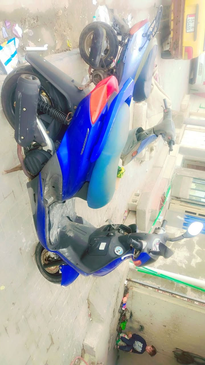 سلام عليكم ورحمة الله وبركاته
دراجه سكنس ١١٠
اخوان شرط الدراجه برغي بل كفر مامفتوح
بلاديه من الصطاب الآليت
المانه الدراجه بس كابريته مبدله الكابريته الاصليه موجوده الين جانت الدراجه متروكه والبنزين صاير لاستيك بطنها بدلتها الاصليه موجوده
اشاير سلف الصطاب هورن لايت ستان حساس كله شغال الدراجه باكيت 
مكاني البصره قبله
اي ستفسار رقم ***********
