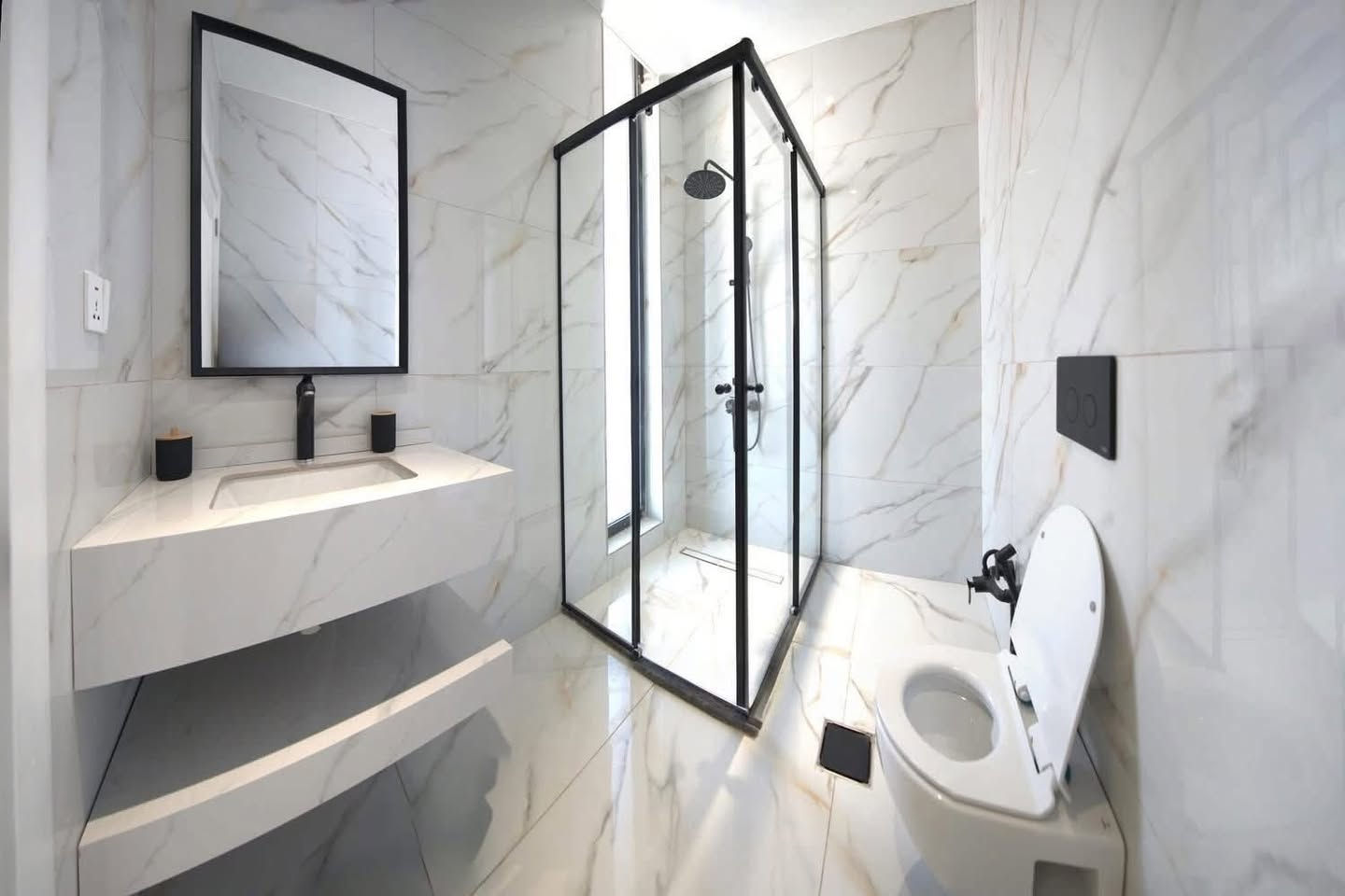 🌟 **فرصة لا تعوض في مشروع بحيرة الأمنيات!** 🌟
استثمر في أفخم مشروع سكني في كربلاء بمساحة 100 دونم، مع عدد وحدات سكنية محدود يبلغ 461 وحدة فقط!

🏡 **مميزات المشروع:**

- **مساحات متنوعة:** 200م²، 250م²، 300م² (فلل) و600م²، 700م² (قصور).

- **موقع استراتيجي:** كربلاء - شارع المجمع الحكومي.

- **خدمات بلا منافس:** 

  - ثاني أكبر بحيرة كريستالية في العراق.

  - أكثر من 55% مساحات خضراء ومناطق ترفيهية.

  - مول بارتفاع 6 طوابق.

  - مدرسة سيدرز البريطانية.

💰 **العروض:**

- **خصم 5% عند التسديد.**

- **خصم 20% عند الدفع كاش.**

**أسعار تبدأ من 350 مليون على مساحة 200م².**  

مدة تسديد 3 سنوات، مقسمة على 

15  دفعة كل 3 أشهر.

للحجز والاستفسار:

***********
