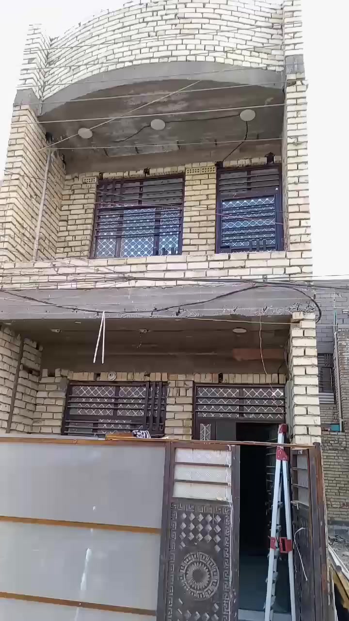 السلام عليكم بيت للايجار مساحة ٥٠ الطابق الأسفل خدمات والطابق الثاني غرفتين السريدات القديمة قبل مطعم رزقه الهاتف *********** اجاره ٣٠٠ قفل
