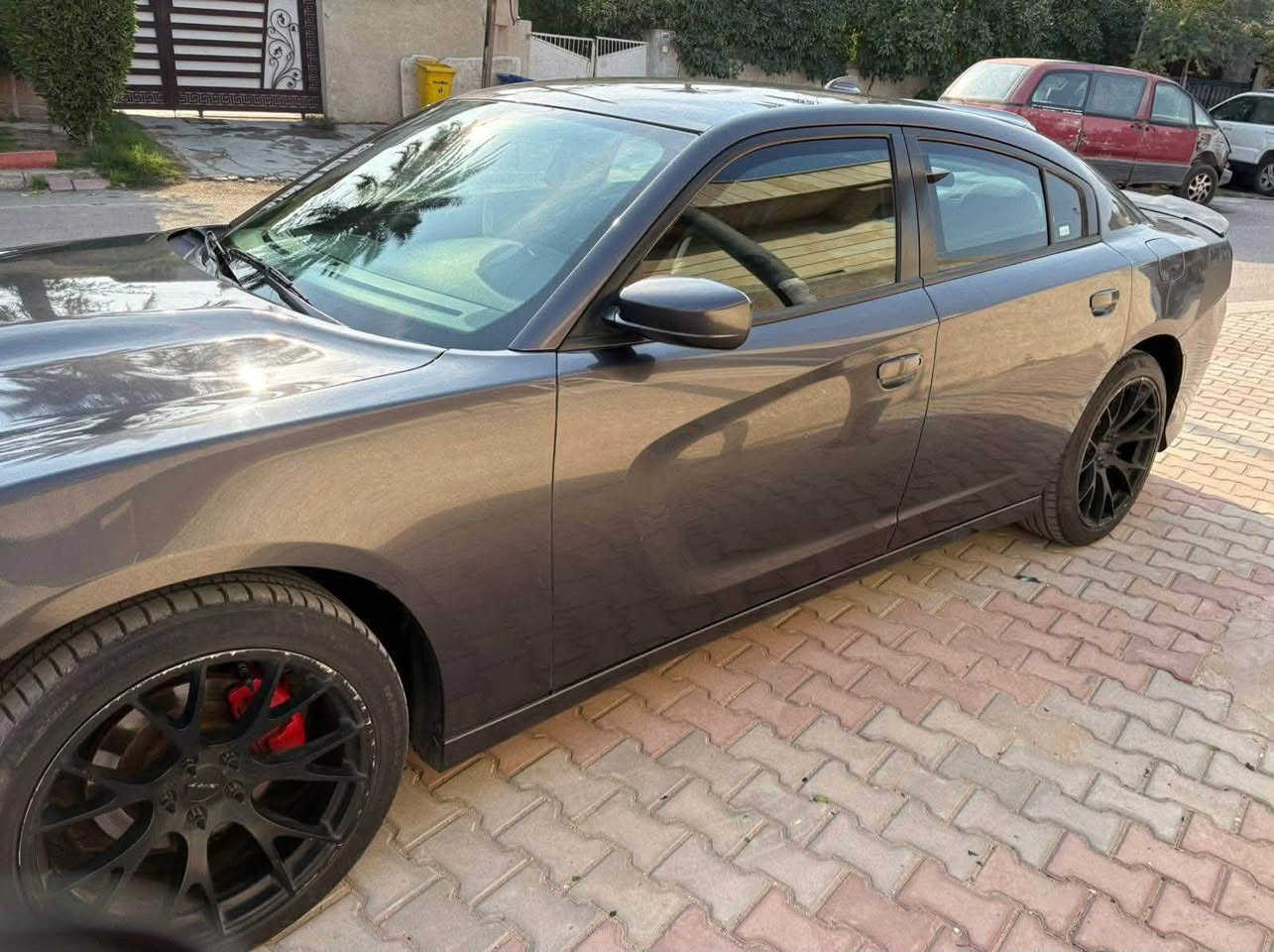 جارجر ٢٠١٦ SXT 
وارد كندي داخله كلين تايتل وهنا صار بيها حادث خلفي بسيط 
وصور حادث موجوده 
ماشيه ١٣٢ الف كيلو 
السياره محدثه SRT 
ويل SRT اصلي مال موديل ٢٠١٦
تايرات مارشل 
بنيد فافون SRT اصلي 
شاشه محدثه CAr play مال موديل ٢٠٢٢
داخل كاربون فايبر 
دفيوزر كاربون فايبر 
شفقه جامه كاربون فايبر 
حلوك الصالنصات كاربون فايبر 
اويل كاج كان 
سقف رولز رويس من دبي ستار
السعر ١٧.٥٠٠ دولار وبيها مجال ان شاء الله 
لاستفسار :***********
واتساب او اتصال
