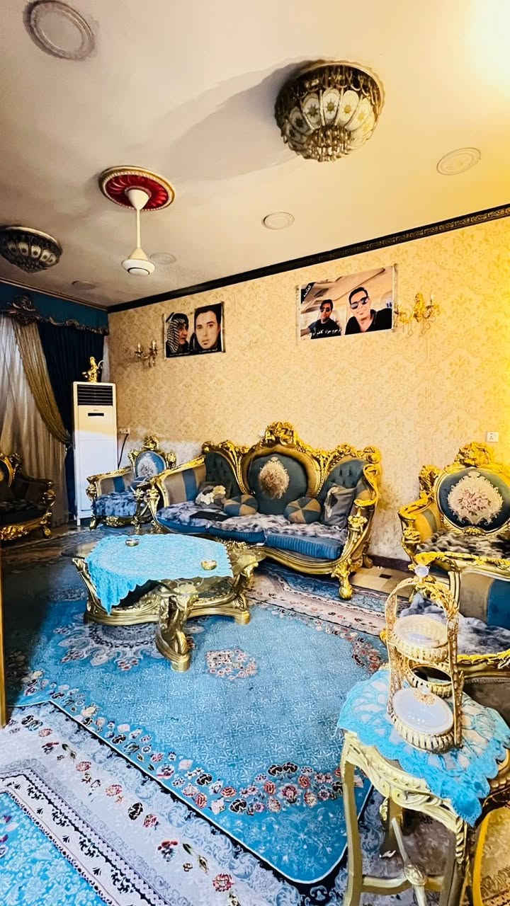 السلام عليكم
بيت للبيع مساحة 150 م طابقين بناء جديد سنة 2020 
خمس غرف + استقبال + صالة كبيرة + مطبخ حار وبارد حمام عدد 2 صحيات عدد 2
منطقة الرئاسة شارع 20 بالمربع الأول قرب علوة بغداد
للتواصل ***********
***********

