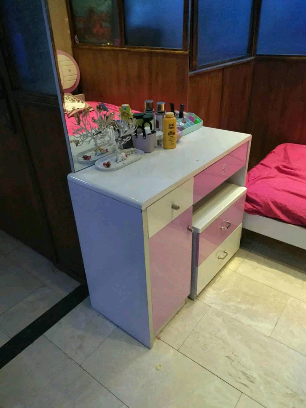 غرفه بناتي نضيفه جدا سعره 300 وبيهه مجال مكان بغداد لعطيفيه