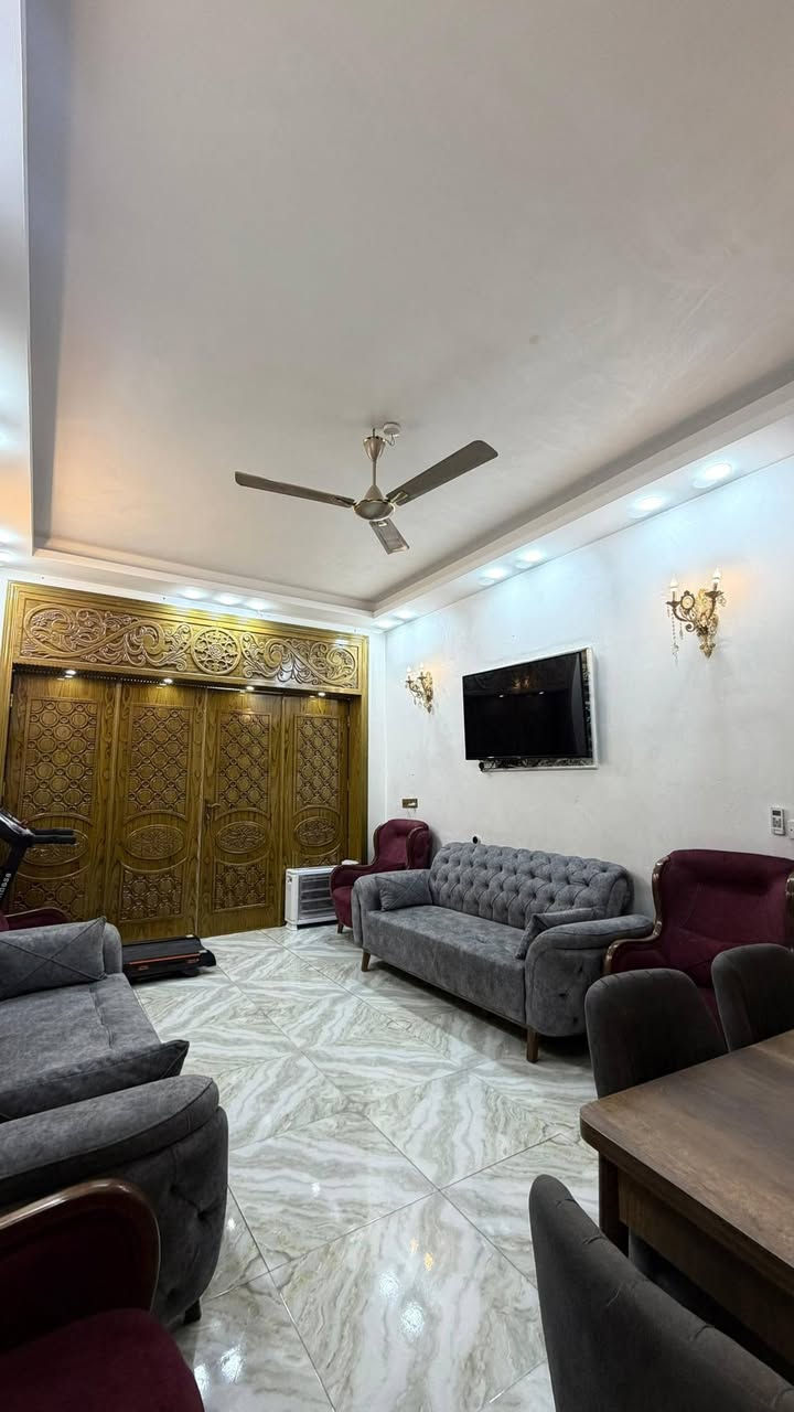 بيت للبيع يبعد عشرة دقائق عن الإمام الحسين ع /البوبيات /مقابيل الأسواق برتقاله /الشارع تبليط عشره متر /البيت طابو صرف زراعي /المساحه/١١٢متر /السعر ١٧٥ مليون البناء حديث طابوق للاستفسار ⬅️ ***********
