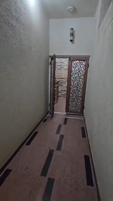 السلام عليكم شقه  للايجار قريبه عله جامعه الكنوز الطبيه بحي الزيتون قرب الشارع العام الايجار ٦٠٠ قفله 
للاستفسار:***********
