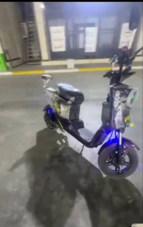 سلام عليكم ورحمة... 
للبيع... 
دراجه شحن للبيع نوع (R9) موديل 2024 نضيفه بطاريات شركه الريان. دراجه نضيفه من كلشي وما بيه اي نقص من دبلات وسله ومرايات ودي جي وشاشه جديده دراجه كامله وما متعوبه..... 
لكن. 
(الدراجه فقط سويج مو كارت)
السعر 
375 الف وبيها مجال وانا خادم..
رقم الهاتف ***********
