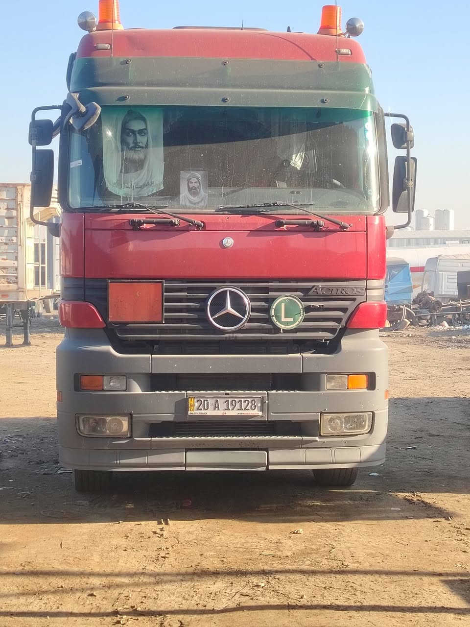 السلام عليكم  اكتروس موديل ٢٠٠٣ سياره جديده ومكفوله بأسمي من الفطر والجكه مكينه ٤٣ محور قصير مربوطه ٣محاور *********** السعر 260 وبيهة مجال
