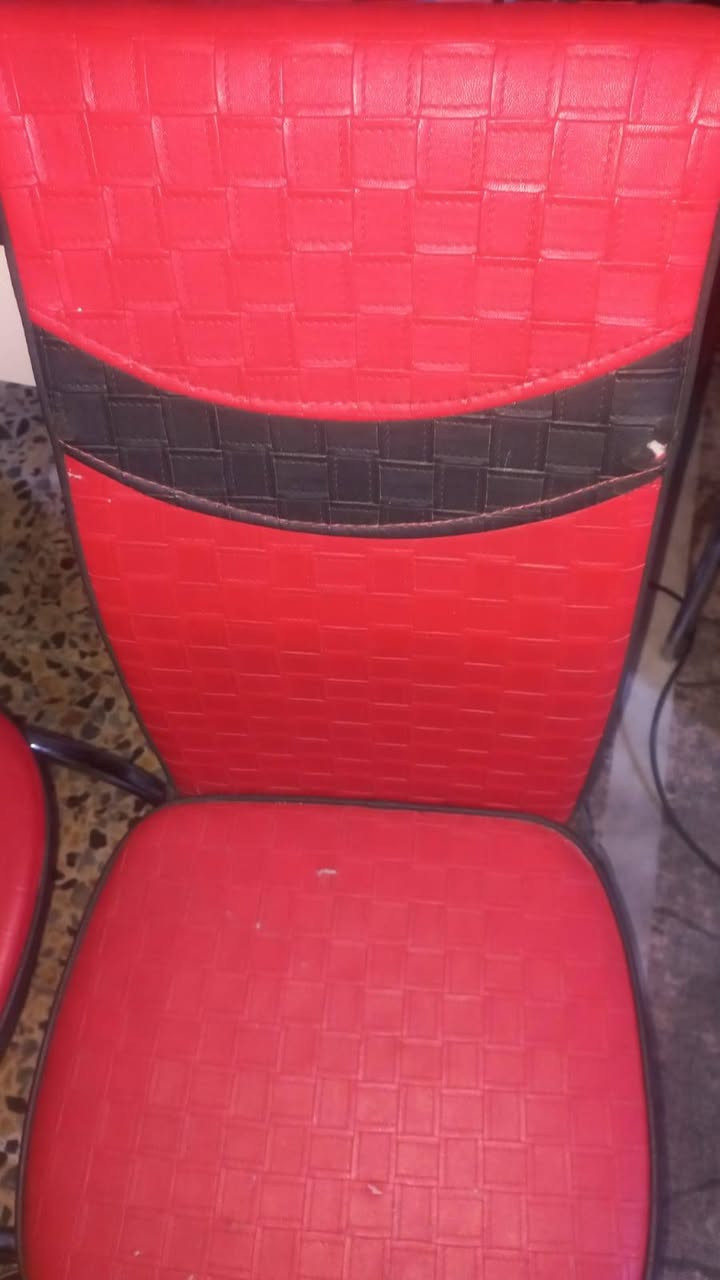 تخم ٨ مقاعد قنفتين ام ٣ وقنفه ام ٢ سعر ٤٠٠ وميز طعام وكراسي ٤ بسعر ٥٠ بلديات ***********٩
