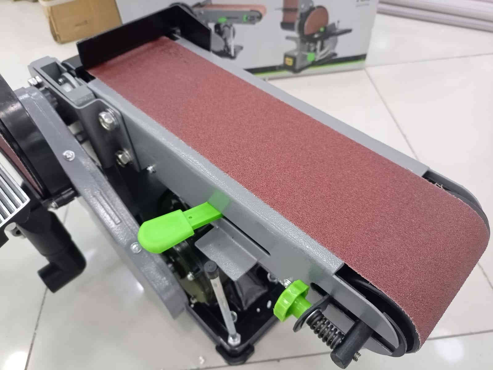 كود 37971
جهاز سنفرة شريطي و دائري طول شريطي 915 ملم و الدائري 150 ملم جهاز ماطور قدرة مالته ٣٥٠ وات ماركة RONDY جهاز تجي لوك جديد غير مستخدم. 
سعر: 90 الف 
للاستفسار راسلنا على ماسنجر او واتس اب 
***********
***********
