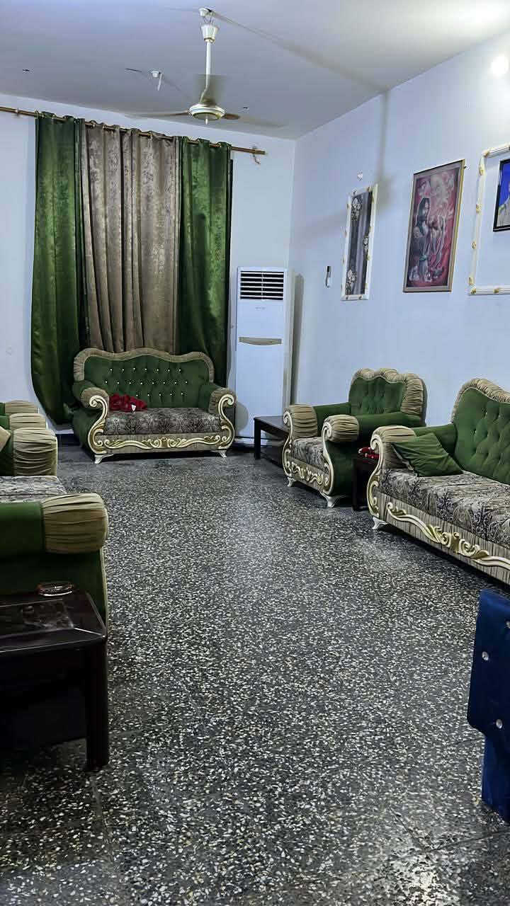 بيت طابو صرف للبيع 238 متر
السلام عليكم بيت مساحة ٢٣٨م طابو صرف طابقين الطابق الأول غرفتين نوم زائد مطبخ استقبال كليدور وصحيات داخليه وخارجية
الطابق الثاني ٣ غرف نوم زائد كليدور كبير وصحيات 
 بناء ٢٠١٥ رقم الهاتف *********** واتساب حي العسكري خلف دائرة النفط الشارع الي يربط بين حي العسكري بالمهندسين
