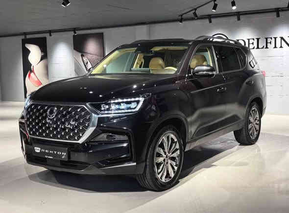 Rexton (KGM) 
ريكستون من شركة سانك يونك الكورية 
بأقساط شهرية على 6 سنوات وبدون حجز مروري
ضمان گير ومكينة 3 سنوات  
السيارة تجي 4WD و 2WD 
كامل موصفات 
مواصفات السيارة 👇🏻 
تجي 7 راكب بمحرك 2000Turbo 225HB  وگير من شركة أيسن اليابانية AT 6Speed
كشنات جلد  كهرباء تدفئة وتبريد 
مري كهرباء شفط
3 قطع تبريد 
بصمة 
كامرة وحساسات خلفية 
فتحة بالسقف 
صندوق كهرباء 
اوامر صوتية 
شاشة لمس تدعم النظامين Apple Carplay,Android 
ABS , ESP 
مصابيح ليد كاشفة للضباب 
تتوفر بالنقد والاقساط 
للحجز واتساب 👇 
***********   مهندس علي حلة

