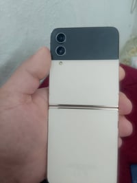 ZFlip4للبيع جهاز اخو الجديد شرق أوسط  الجهاز غني على التعريف  مكاني بغ...