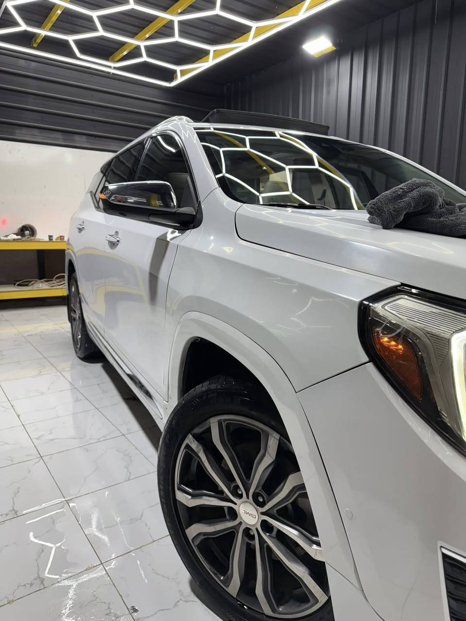 جمسي تيران ٢٠١٩ دينالي السياره فول للاخير
حادثه جاملغ وبنيد وجنطه يعني ٣ قطع صبغ 
ماشيه ٨٨ الف كيلو 
مكانه السيدية 
مكينه وشواصي مكفوله 
رقم سلمانيه الجديد سنويه جديده 
السعر ١٦٥ وبيه مجال للشراي 
***********
