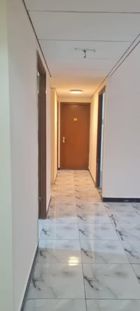 شقه للبيع طابق ثالث ٣ غرف نوم صاله استقبال مطبخ حار بارد الارضيه سيرام...