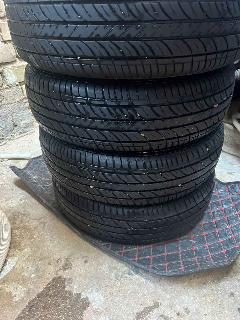 سلام عليكم عندي تخم تاير اسود مو ابو خط البيع 175/70/13
 مكاني بغداد البلديات
***********

