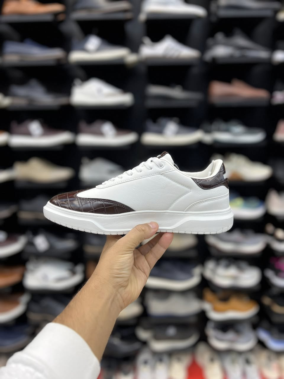 Mario Lopez

التصميم: جزء علوي من الجلد الأبيض الناعم مع ألواح متباينة بنقشة "جلد التمساح" (Croc-embossed) باللون البني على منطقة الأصابع والكعب.
الراحة: يتميز بنعل داخلي مبطن بالكامل لتوفير الراحة طوال اليوم، وهو مصمم ليكون خفيف الوزن ويسمح بمرور الهواء

متوفر قياس 42-44.5-47
السعر 35 الف

العنوان النجف ملحق الروان 
توصيل 🚚 محافظات 6 داخل النجف3 
*********** واتساب#
