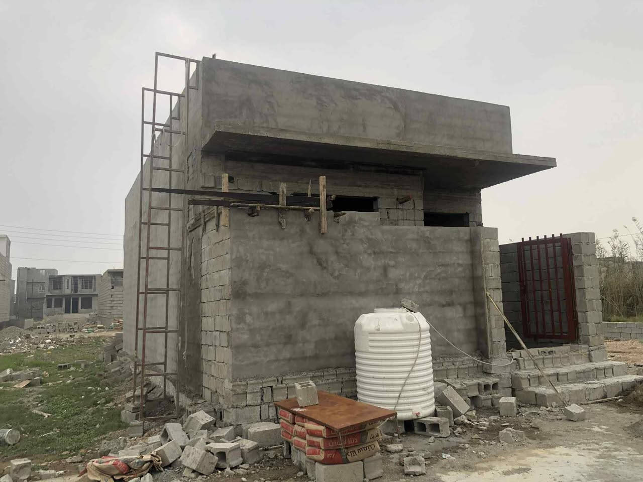 بيت للبيع مال محتاج مساحه ١٠٠متر قرب شارع العام تحرير الحولي مقابيل دور القاده جاري العمل طابو زراعي سند ٢٥ وكاله وقرار محكمه من صاحب الملك تواصل رقم ***********
