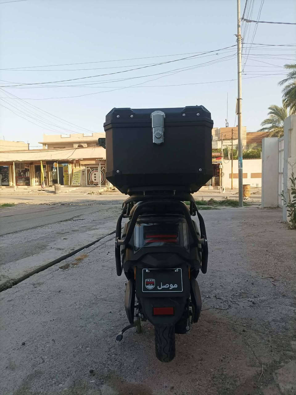 ​🏍️ للبيع: دراجة شحن وحش الظلام اللون الاسود الفحمي من شركة الوطنية الفئة الأولى (النوع الأول درع وجنطة)
الحالة: مستخدمة 3 أشهر فقط، نظيفة جداً وبحالة الوكالة (شرط الفحص والتجربة).
​المواصفات الرسمية (حسب شركة الوطنية): >   * الملف (المحرك): 1000 واط حقيقي (محفور على العجلة) عزم قوي جداً في الطلوع.
​السرعة في العداد: تصل إلى 85 كم/ساعة.والحقيقي65الى67شرط الفحص
​البطاريات: منظومة 72 فولت (6 بطاريات مسطرة من الحجم الكبير 32Ah الجامبو).
​الفحص: البطاريات مفحوصة بجهاز الحمل وقراءتها ممتازة وثابتة بين (10 - 11 فولت)، يعني بحالة الوكالة.
​المدى: تقطع مسافة 50 كم بالشحنة الكاملة حسب مواصفات الدراجات العالمية المعتمدة. 
​الدرع والكهربائيات: الدرع سليم تماماً بدون كسور، والكهربائيات والظفيرة والشاشة شغالين 100%.
​الملحقات: الشاحن الذكي الأصلي يفصل عند امتلاء الشحن وكذلك شرط التجربة والفحص. يعني دراجة فول نضافة ومواصفات تحب تجيب احد يفحص تحب تاخذو على مصلح.(للامانة الطفارية الخلف مكسورة ولاحمها كما موضح بالصورة+المرايات من شركة تالج العالمية والاصليات مال شركة الوطنية موجودة والستيكرات والملصقات جمالية تكدر تشيلهم وتتأكد من سلامة الدرع)
السعر مليون و75 
رجاءاً الدراجة مواصفات المايعرف  بيها لايكسر بيها ومثل ماذكرت الدارجة شرط الفحص.
​🏍️ للبيع: دراجة شحن وحش الظلام اللون الاسود الفحمي من شركة الوطنية الفئة الأولى (النوع الأول درع وجنطة)


**إذا كنت صاحب هذا الإعلان وتريد حذفه لأي سبب، رجاءا أرسل رسالة إلى الدعم الفني**