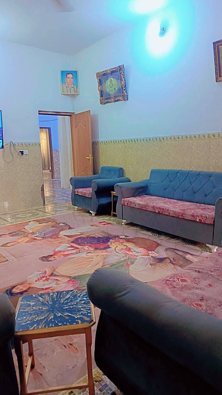 للبيع او مراوس
قطعه بمساحة 463 متر سند 25 اقرار محكمه مباشر بأسم المشتري يحتوي ع بيت طابقين بمساحة250 متر يحتوي ع 3غرف نوم مع صاله واستقبال ومطبخ وكراج سياره وحديقه في منطقه الحسينيه الجريه  --كريد--- بسعر  100 للاستفسار ***********
