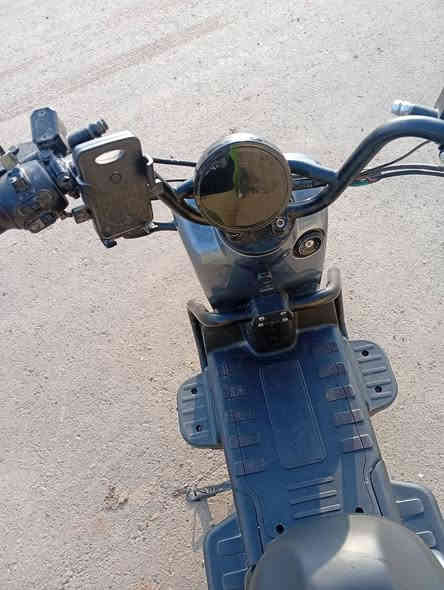 مواصفات:  اشارة يمين يسار شغال اربع اشارات بلوتوث سماعه صوت داخليه  هورن + كير تلث سرعات + لايت عالي ناصي  و البريك الامامي والخلفي دهن بريك كله بطاريات مبدل بيها يعني عمر البطاريات خمس بطاريات الله شاهد الوحدة ب 40الف مشتريها طويل ضمان 3 الى اربع سنوات + نضام حمايه للسرقه اذا دراجه واكفه بدون تشغل وتتحرك تقفل تايرات ثنينهن ما تمشي اله يجي صاحبها يشغلها و + ستان للتلفون مع شاحنات ثنين مالتها و ثانيه هديه ب قوة 32 امبير + تكدر تغسلها بالمي ما عليها شي وسرعتها ٦٠km  سعرها 500 وبيها مجال
مكاني واسط الصويرة حي الاسرى للتواصل على الرقم ***********
