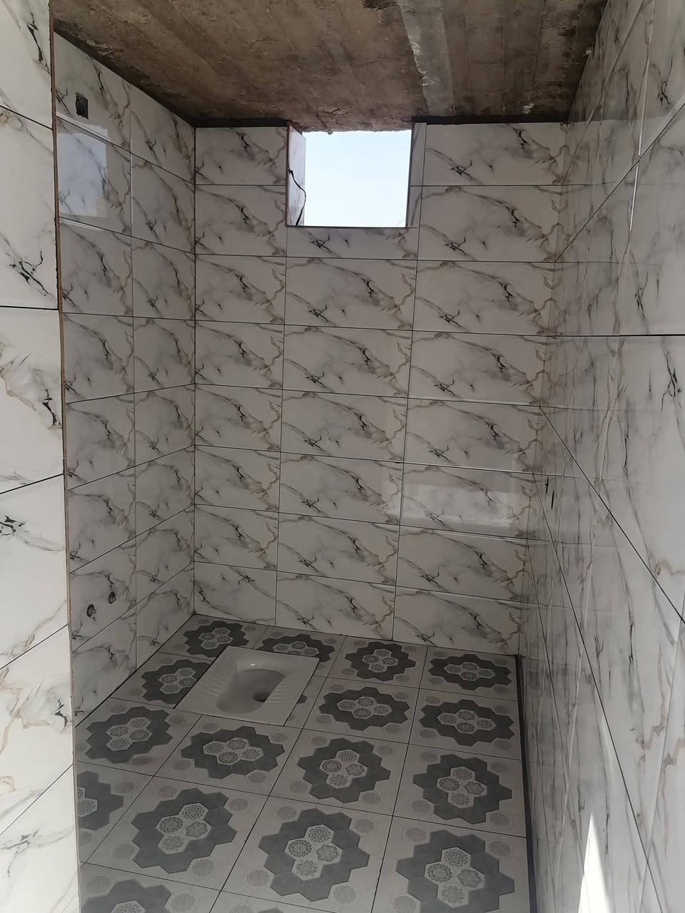 يوجد خلفه سراميك متفرق داخل تكريت  ‏‪***********‬‏ قير متواجد عل فيس
