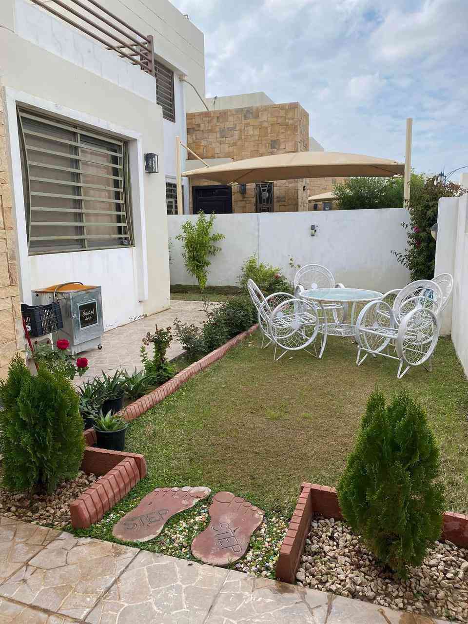 دار سكني للبيع في تكريت مجمع بيتي السكني
المساحة 260 متر

الدار على حديقة وشارع 15م

قريب من الملعب بيتي

يتكون الدار من 

ثلاث غرف نوم 🛌 نضام سويت

واستقبال ومطبخ وكراج وحديقة

وثلاث مجاميع صحية 

للاستفسار للاتصال 

***********
