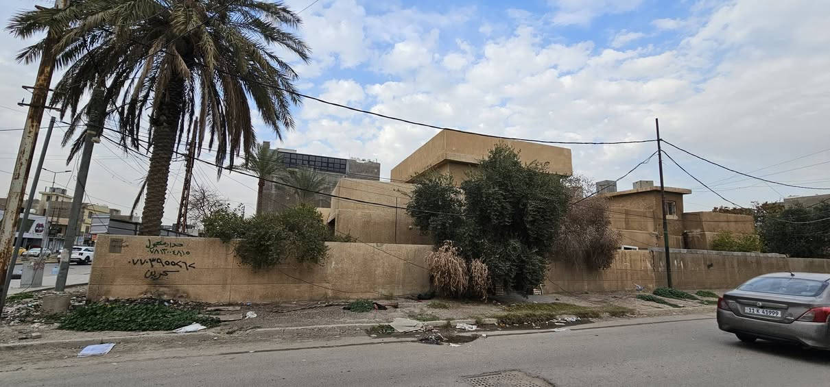 دار طابقين للبيع شارع تجاري ركن حي الجهاد الضباط مقابل مجمع النسيم
🟢الواجهة ١٧ 
🔴النزال ٢٠
مساحة الدار ٢٦٦ متر بالسند 
المساحة الكلية واقع حال كل البيت ٣٤٠ متر 
صاحب الدار باسمة السند 
يحتوي على غرف نوم عدد ٤
حمام عدد ٣
للأستفسار / ***********
🔴ملاحظة للاستفسار على الرقم صاحب الدار
