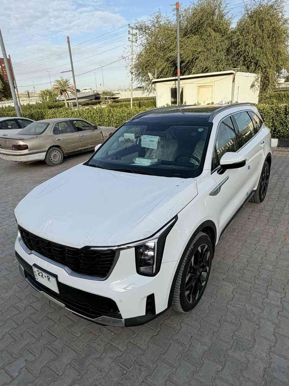 سورينتو 6 سلندر بانوراما
الموديل: 2025 (خليجي)
المحرك: 6 سلندر، 3500
ماشيه 20 الف ضمان وكالة nim 

السيارة كفالة عامة وجديدة استخدام شخصي فقط ملاحظة جداً بسيطة تكحيل بالدعامية الخلفية

المواصفات:
* سقف بانوراما
* ويل 20 
* صندوك كهرباء
* دخول وتشغيل بصمة
* تشغيل عن بعد
* هاند بريك كهربائي
* إنارة داخلية متعددة الألوان
* عدادات رقمية متصلة ومتغيره مع شاشة وسطية كبيرة.
* كاميرا خلفية مع حساسات امامية وخلفية.
.Android Auto و Apple Carplay نظام *
* مكيف ثلاثي المناطق مع وحدة تحكم خلفية.
* أنظمة قيادة متعددة ومثبت سرعة ذكي.
* المصابيح الأمامية والخلفية زينون مع كشافات ضباب.
*شحن لاسلكي للهاتف.
*بردات بالبوب
كشنات كهرباء الامامي والخلفي
درايف مود اربع وضعيات قيادة
بصمة أبواب
تبريد بيانو لمس

السعر (332)
مكان السيارة النجف غير متواجد ع الفيس
***********
