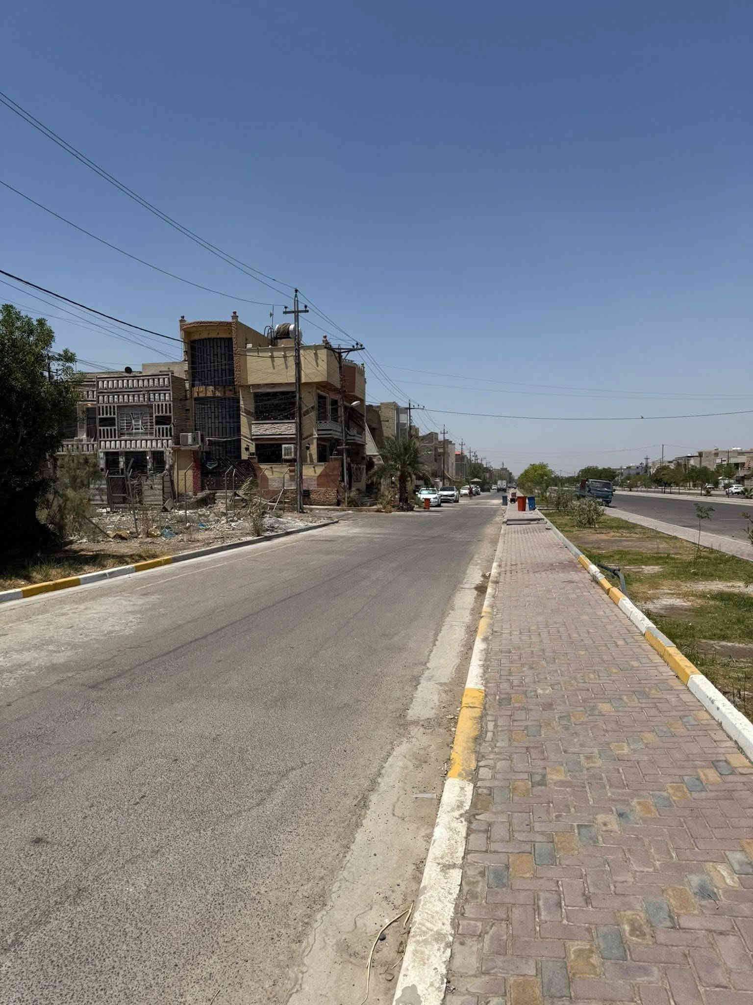 السلام عليكم قطعه ارض للبيع في حي الجهاد منطقه الاساتذه اربع شوارع قرب مجمع حي السلام السكني الجديد 
تبلغ مساحه القطعه ٣٠٠ متر واجهه ١٥ ونزال ٢٠ 
ملاحظه القطعه تقسيم حسب الطلب 
للاستفسار اتصل على هذه الأرقام 
***********
***********
ابو مرام للعقار@
