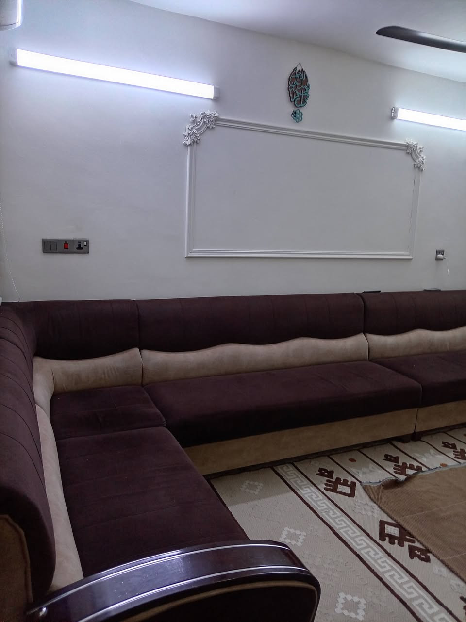 تخم ديوان للبيع قياسه ٥متر و٢٠سم. خالي من اي ضرر اربع قطع السعر ٣٥٠ الف وبي مجال بسيط رقم الهاتف ***********
