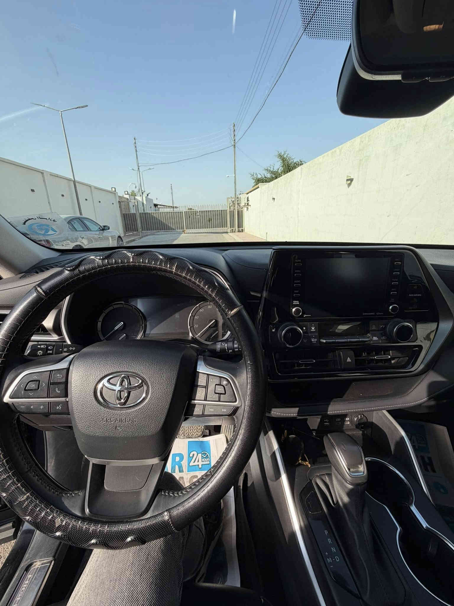 هايلندر XLE 2022 V6 فول مواصفاتAWD للبيع تفاصيلها كامله داخل الصور موضحة بعدها جديده بمعنى الكلمه ماشية 45 الف كيلو تعتبر كلين حادثها فقط تخريب جامه اماميه واكو بيها مكان كلش صغير صبغ مأشر علي بدائره صغيره بالصوره .
سعرها 33 الف وبي مجال.
مكان السياره الرمادي.
***********
