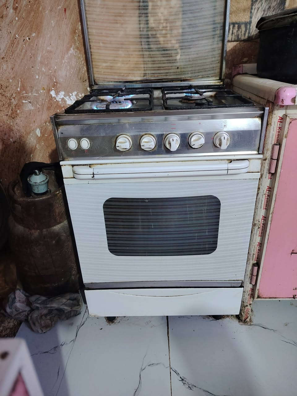 طبخات للبيع مع عارضه أسواق او رفوف مع الغرفه ماخذينها بمليونين و800
شازلونيه بيها كسر قليل بس ممبين رايدها ب900 نهايتها 800 تحتوي على 9 قطع تواصل رقم او خاص موقع الزعفرانيه ***********
