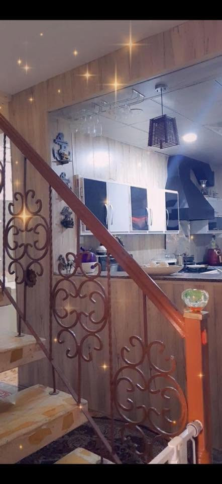 بيت ٧٠ متر نضيف جدا حي تونس زراعي سند ٢٥ فرع مولدة ضفير القريب عالشارع العام عرض الشارع ٨متر الفرع مسدود بالنهاية البيت يحتوي صالة صغيرة ومطبخ كبير مع اثاث المطبخ وخدمات ومنور صغير….. وطابق ثاني غرفتان كبيرتان …..وطابق ثالث سطح وحولي صغير رفوف مخزن السعر  ١٨٥  الأتصال  على الأرقام ***********والرقم ***********
