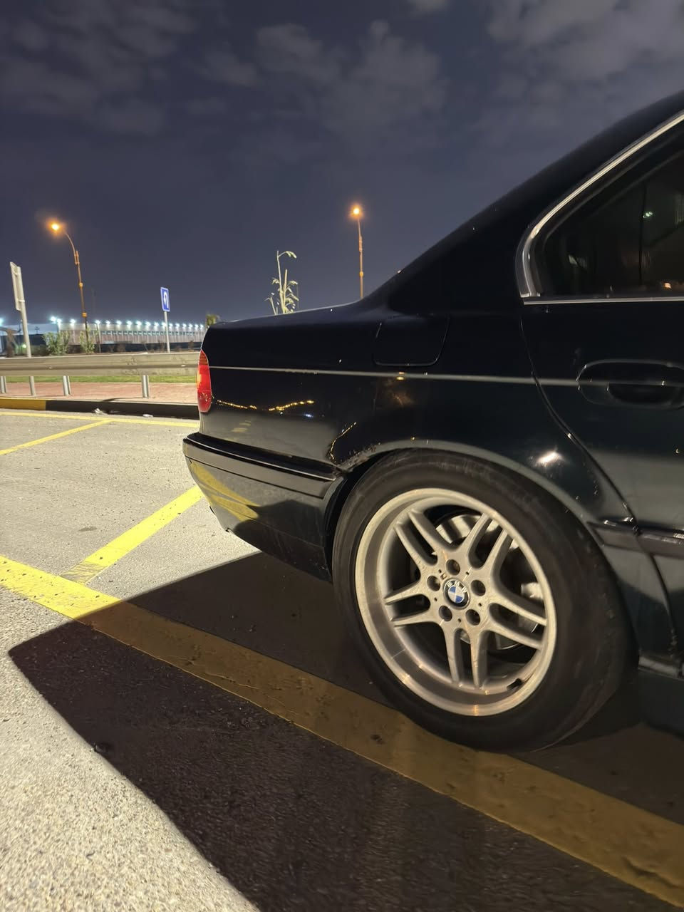 يدور نضيف بي ام للبيع السياره 8سلندر  باسمي رقم دولي بغداد كير مكينه حداده طوبه تبريد  شغالل وثلج باتري جديد ماي راديتر اصلي كشنات جلد كهرباء تخم تاير غرفه بلكارتون مصبوغه جماليه فقط بدون ضربه السياره ترايك لبغداد كلها شغاله وكلها بلاد لا تقارنها بلمهجومات  (سعرها 90) وبيها مجال حك الجيه فقط  مكاني بصره حيانيه ورقمي ***********
