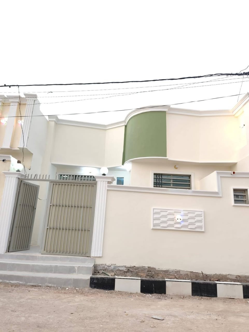 دار للبيع 🏡
 شغل نضام تركي كلش مرتب👌🏻
150 متر  #سند_25
بسعر 53 مليون #قابل_للتفاوض

غرفتين/صاله/مطبخ/صحيات 2/استقبال
كراج كبير/مكشوفه 
ماء/كهرباء/سوق/مدارس/تبليط #عرض_15

الموقع 🏡 نجف/شارع الصب عمود 317 
للتواصل
***********
