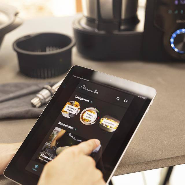 Mambo Touch، وهو روبوت طهي متعدد الوظائف من إنتاج شركة Cecotec الإسبانية. يتميز هذا الموديل بتصميمه المدمج وشاشته التي تعمل باللمس، وهو مصمم لتسهيل عملية الطبخ من خلال مجموعة واسعة من الوظائف الآلية.أبرز مميزات جهاز Mambo Touch:تعدد الوظائف: يتضمن الجهاز 37 وظيفة مختلفة، تشمل التقطيع، الطحن، العجن، الطبخ بالبخار، القلي، والطهي ببطء.شاشة تعمل باللمس: يحتوي على شاشة TFT مقاس 5 بوصات تتيح تصفح الوصفات والتحكم في الإعدادات بسهولة.الميزان المدمج: مزود بميزان عالي الدقة لوزن المكونات مباشرة داخل الوعاء.اتصال ذكي: يمكن ربطه بـ تطبيق Mambo على الهاتف المحمول للوصول إلى أكثر من 1000 وصفة ومتابعة عملية الطبخ عن بُعد.نظام OneClick: يسمح بتغيير الملحقات (مثل الشفرات أو ملعقة MamboMix) بسرعة وسهولة دون الحاجة لإزالة الوعاء.القوة والسعة: يعمل بمحرك قوته 1600 واط، ويأتي بوعاء من الفولاذ المقاوم للصدأ بسعة 3.3 لتر، وهو آمن للغسل في غسالة الأطباق.معلومات إضافية:السرعة والحرارة: يوفر 10 سرعات بالإضافة إلى "سرعة صفر" التي تسمح بالطهي بدون تحريك، مع إمكانية ضبط الحرارة بدقة من 37 إلى 120 درجة مئوية.الطهي المتعدد: يتيح طبخ ما يصل إلى 4 أطباق في وقت واحد باستخدام الوعاء، السلة، وجهاز البخار ذو المستويين.


**إذا كنت صاحب هذا الإعلان وتريد حذفه لأي سبب، رجاءا أرسل رسالة إلى الدعم الفني**