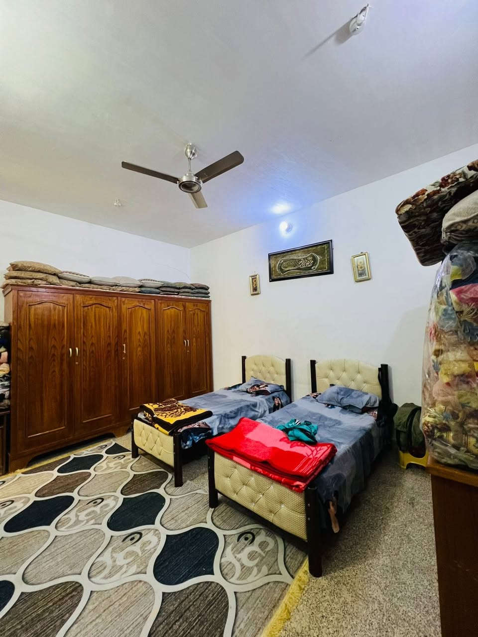 بسمه تعالى
بيت ب الخاجية
 مساحه 200 م  ب 8000 خلف افران العراق 
بصف الركن قريب ع مدرسه 
شارع 12 
مطلوب اسكان قليل باقي عليه 

🛑 ط1 
غرفتين 2 ،استقبال ، هول ،مطبخ ، صحيات عدد 2 
حمام عدد 2 خارجي وداخلي 
طرمه وترك 
 🛑ط2
غرف عدد 2
هول , صحيات 1
🍁🍁🍁🍁🍁🍁🍁🍁🍁🍁
للاستفسار او الاتصال على الأرقام التالية
***********
🍁🍁🍁🍁🍁🍁🍁🍁🍁
