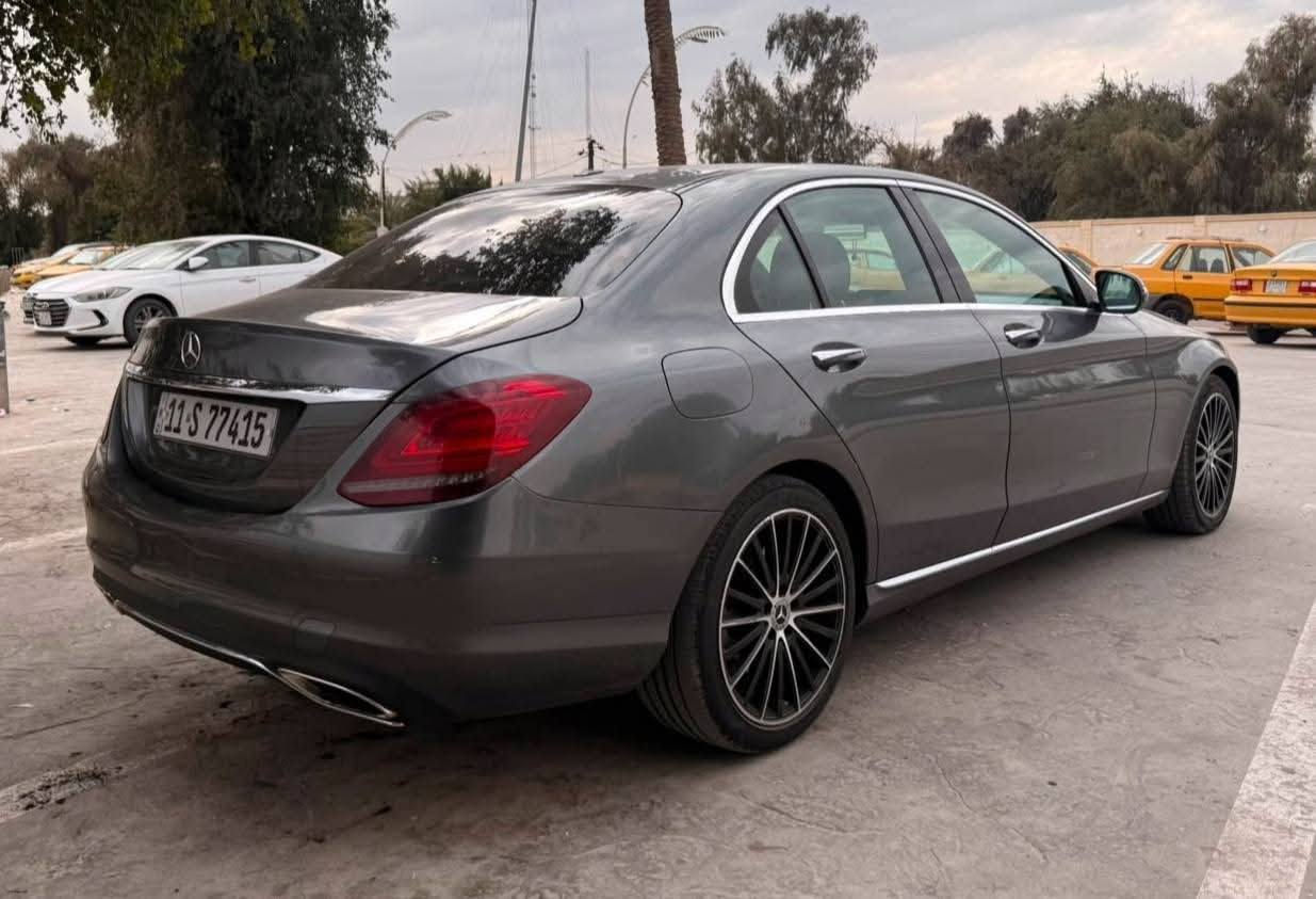 ارخص C300 فول مواصفات بالعراق ( بسعر كامري )
مرسيدس C300 موديل 2021
ماشية 30 الف كيلومتر فقط
جاهزه وكامله

وارد امريكا ضررها جاملغين
وصندوق
وانصبغ بيها نص البنيد 
السياره نضيفه وحلوه
محرك 2.0 لتر تيربو 4 سلندر بقوة 255 حصان
كير اوتوماتيك 9 سرعات
المواصفات الخارجية:
مصابيح أمامية LED عالية الأداء
جنوط ألمنيوم قياس 21
مرايا كهربائية قابلة للطي
كاميرا خلفية
صندوق خلفي كهربائي 
تصميم مرسيدس الأنيق
والرياضي
المواصفات الداخلية:
شاشة وسطية كبيرة
شاشة عدادات دجتال
نظام تحكم  
دعم ابل كار بلي واندرويد اوتو 
مقاعد جلد كهربائية مع خزن
مكيف أوتوماتيك ثنائي المناطق
إضاءة داخلية محيطية 
تحكم كامل من المقود USB + بلوتوث 
نظام تنبيه السائق 
مثبت سرعة
ايرباكات
مكان السيارة بغداد الكاظميه
للاستفسار ***********
