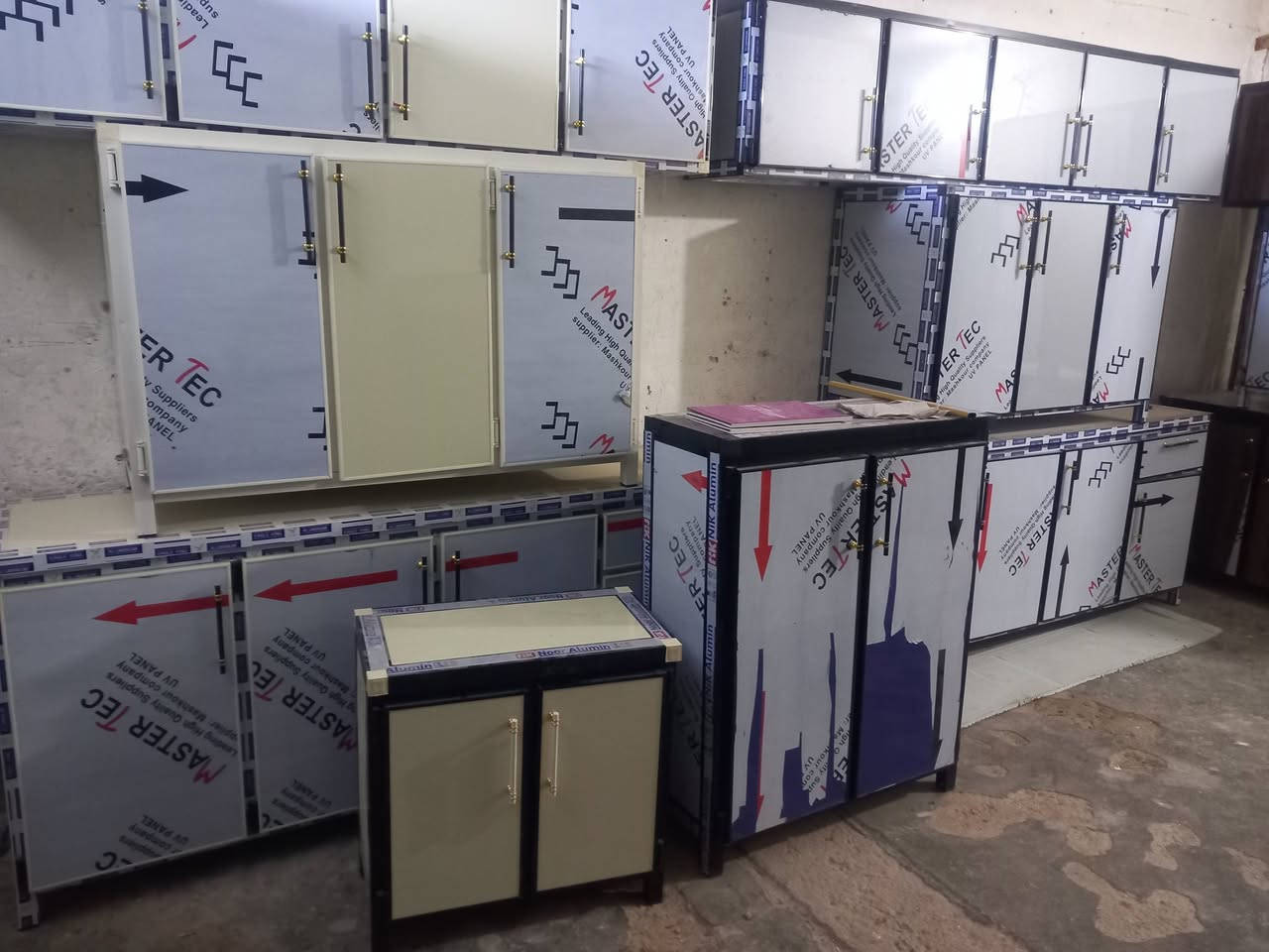 معرض ومعمل الاخوين لبيع وشراء الاثاث الجديد والمستعمل عمل انواع المطابخ والكاونترات حسب طلب الزبون انواع الجزامات ولدواليب  والكناتير الامنيوم يوجد اقصاد على مدار  6 اشهر اي موديل بالك بس دز الصور والقياس واحنه حاضرين العنوان الانبار القائم مقابل مركز الشباب هاتف ***********
