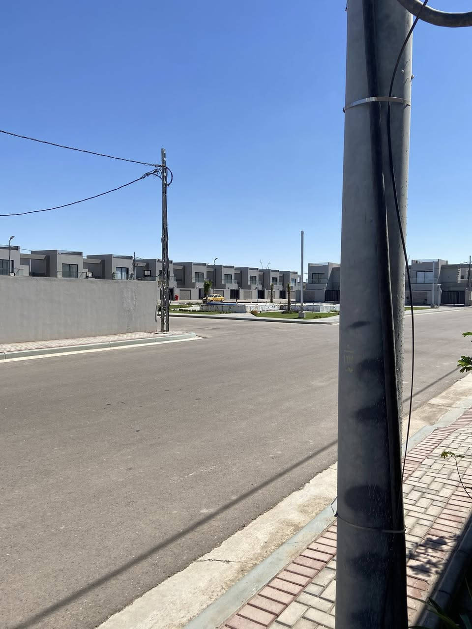 بيت للبيع مساحه ٢٠٠ متر في مجمع اللؤلؤة السكني المرحله الجديده بيت جديد جاهز للسكن يباع معه الاثاث كله من هوم سنتر والاجهزه وجميع الي بالصور مكان مميز امام حديقه النافوره 
البيت مكون 
مطبخ وصاله واستقبال ٣ غرف نوم حديقه خارجيه وحديقه داخليه بين الغرفتين
للتواصل على الرقم ***********
