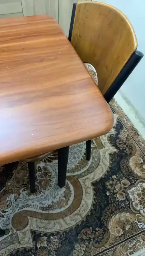 سلام عليكم ميز طعام خشبي فخاري اصلي السعر150 المكان دوره حي صحه رقم ***********
