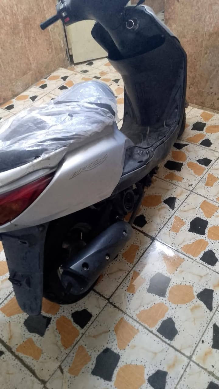 السلام عليكم دراجه بريز
مكينه بلاديه كفر بلادي دراجه 
كامله قفل ستيررن قفل شنطه 
شلعه ومعدل كيجات شغاله
 السعر 600 وبيها مجال حك جيه 
رقم الهاتف وتساب ورصيد *********** 
لمو شراي لا يتصل ولايراسل
