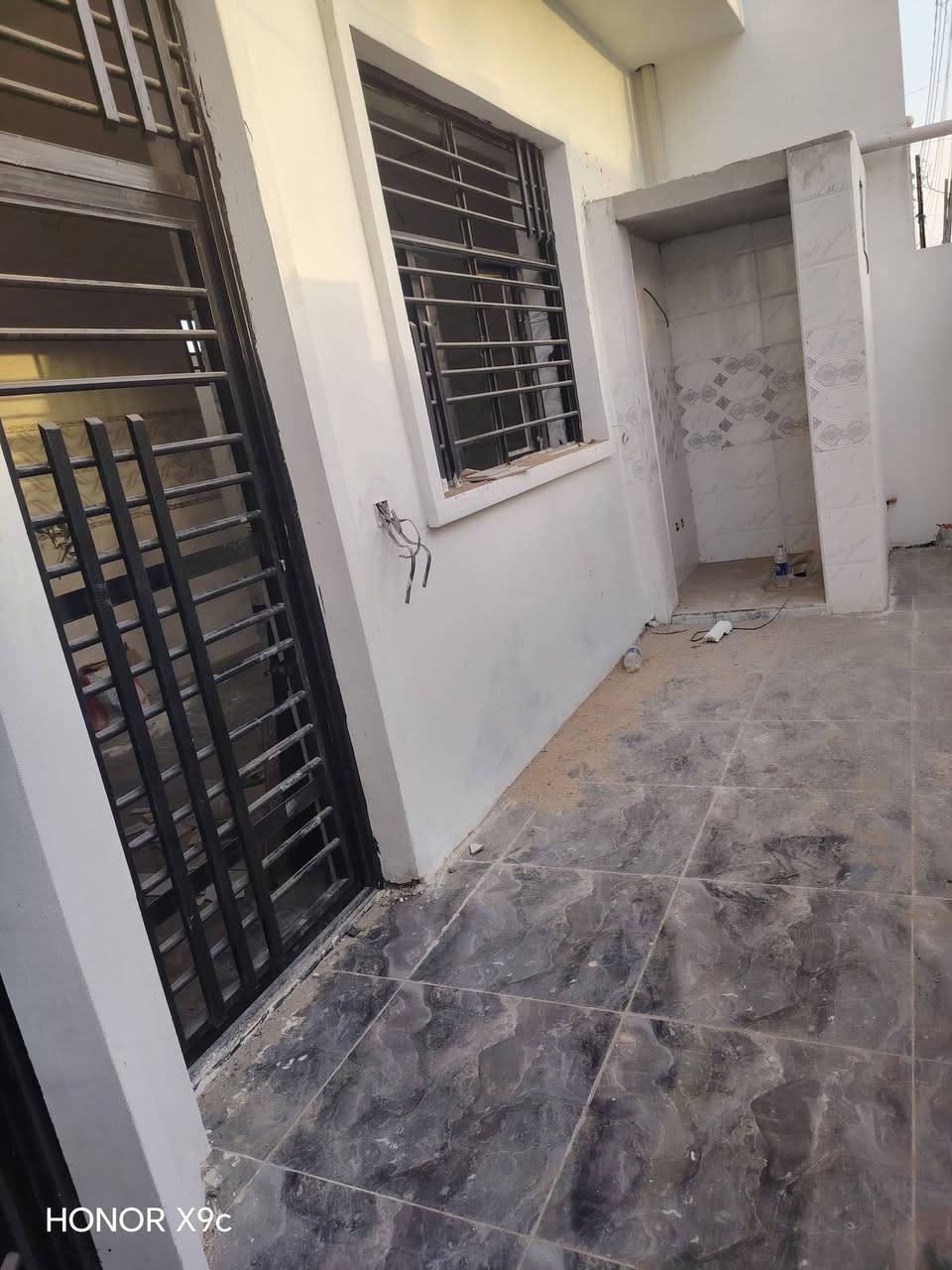 سلام عليكم يوجد بيت مساحه 100متر مربع +قاطين***********
