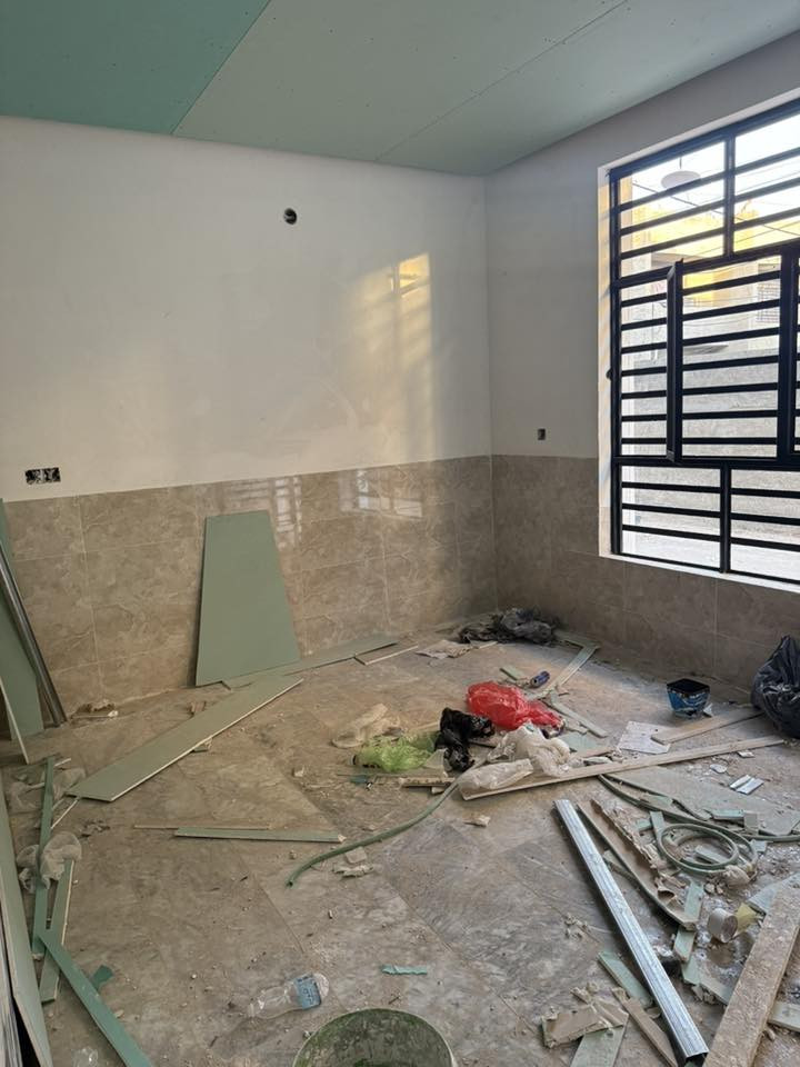 سلام عليكم 
بيت للبيع عل شارعين أمامه شارع و خلفه شارع زراعي حي العدل مقابيل مجمع اليمامه البناء درجه أوله 

ديكور بل سقف جبسن بورد 
ارضيه مرمر 
الدرج مرمر 
 مطبخ حار بارد 
غرفتين نوم 

البيت بعده زيرو تستلم كامل 

الاستفسار ***********
