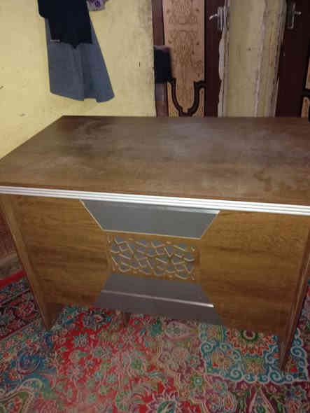 ميز مكتبي وقاطع خشبي للبيع بعدهن جدد مكاني الزعفرانية ومتوفر توصيل داخل الزعفرانية للسعر تفضل خاص او الاتصال على الرقم واتساب ***********
